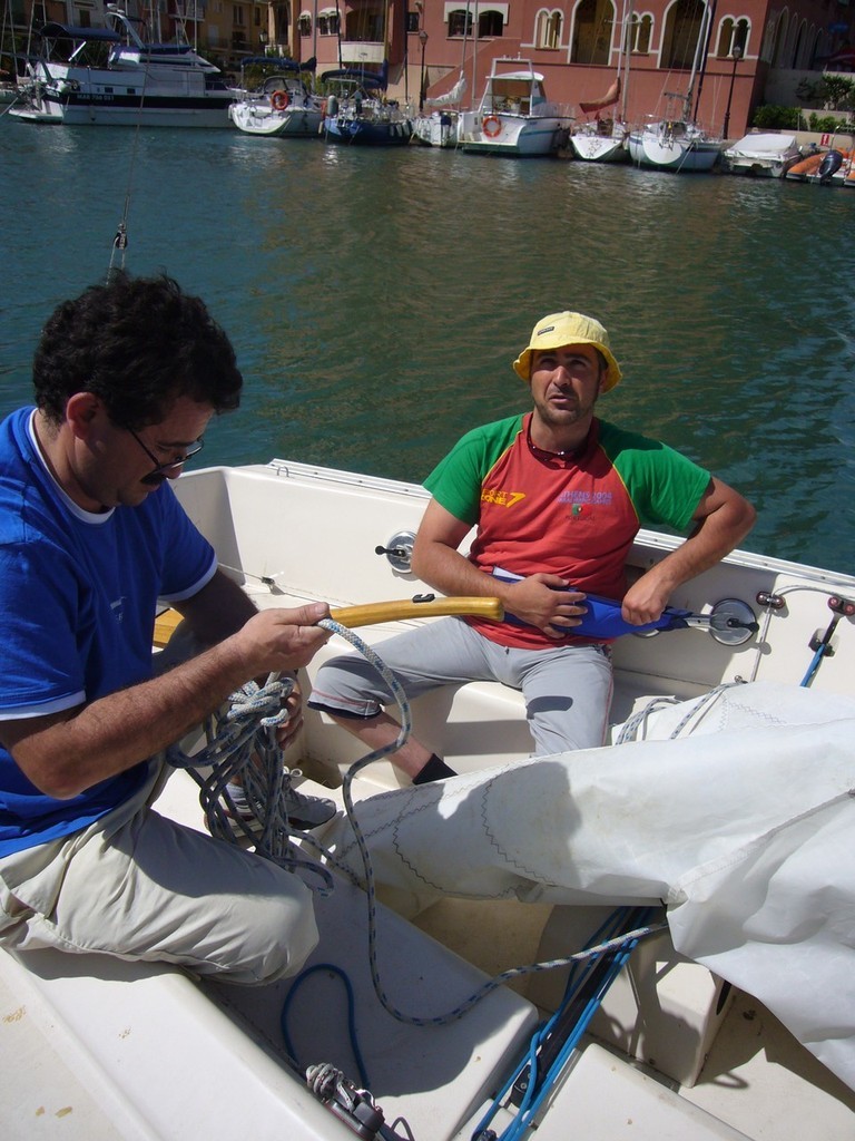 Preparing to go sailing in the Sonar - Un Mar Sin Barreras, 